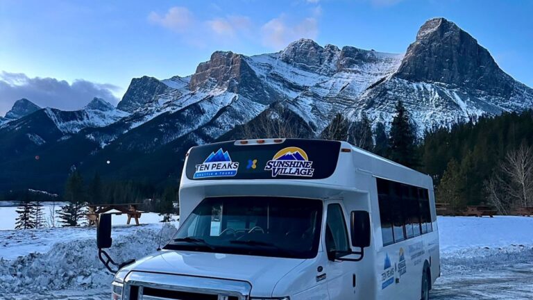 is parking available at Moraine Lake